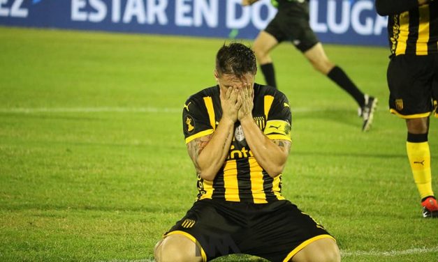 Peñarol jugó muy mal, cayó y se va a pique