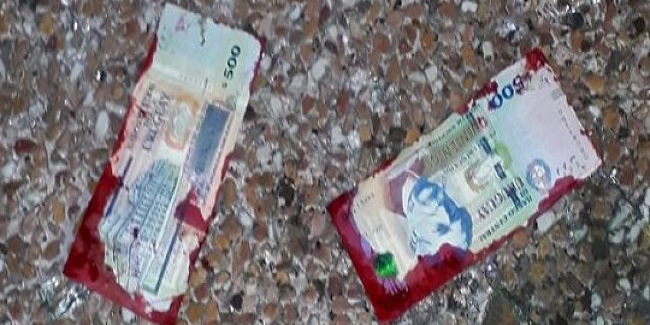 Billetes entintados sin valor de circulación, tras cajero automático explotado