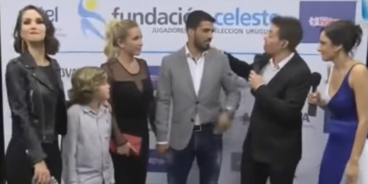 Luis Suárez usó pantalón de jean en la gala de la Fundación Celeste