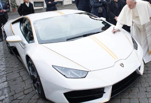 El Lamborghini del Papa cambia de dueño