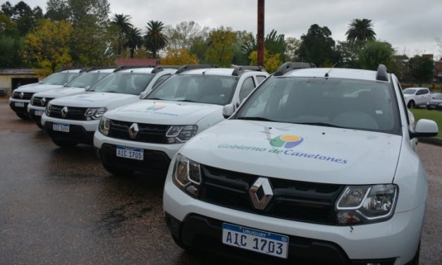 Canelones entregó vehículos para municipios
