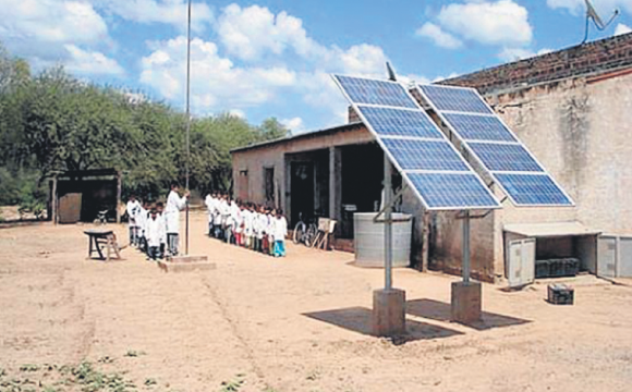 Paneles solares de escuelas se redistribuyen en hogares sin luz y a la UTEC