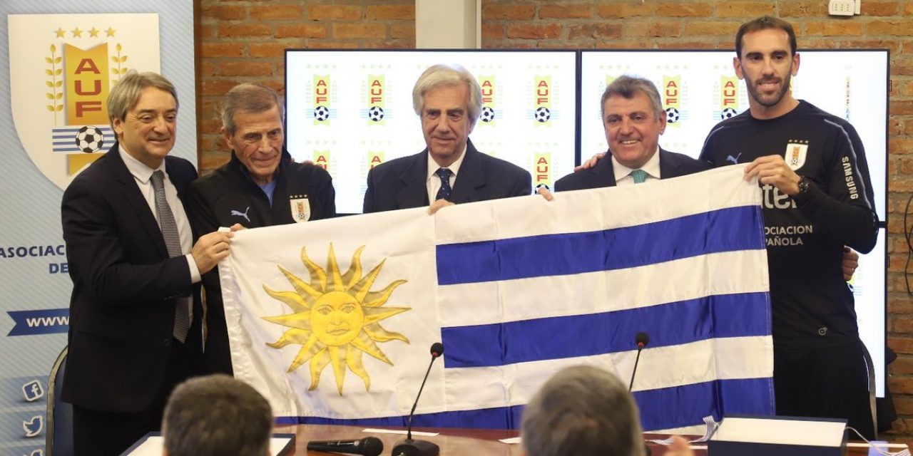 Vázquez entregó el Pabellón Nacional a la selección uruguaya de fútbol