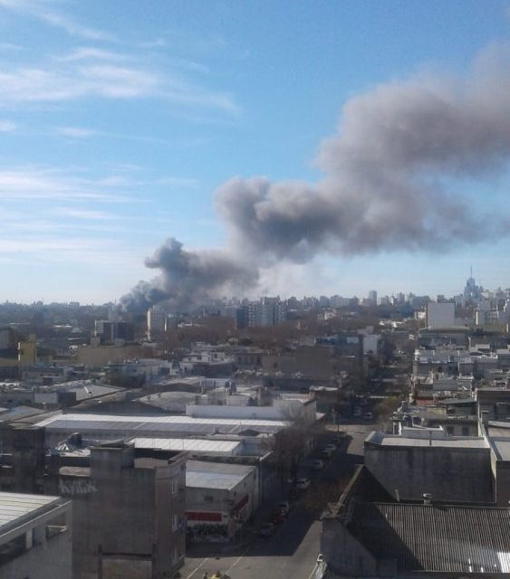 Bomberos luchan contra incendio en local de La Casa de las Telas