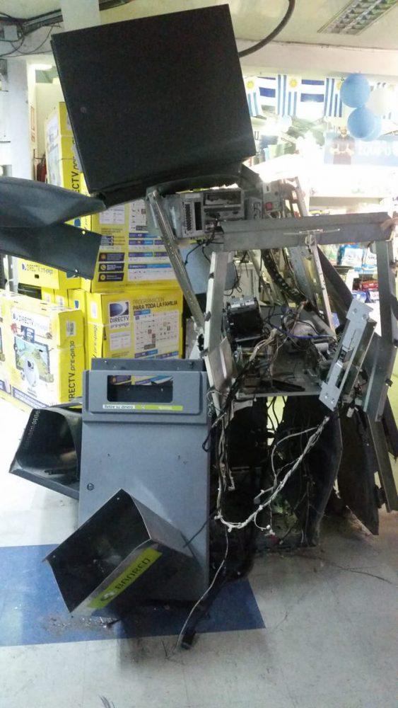 Otro cajero explotado, ahora en La Teja - 970 Universal