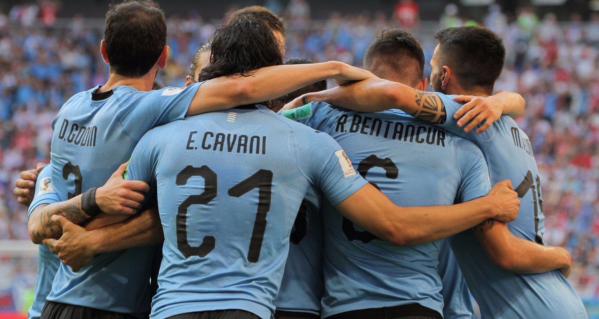 Uruguay liquidó al anfitrión en 20 minutos y espera rival como ganador del grupo A