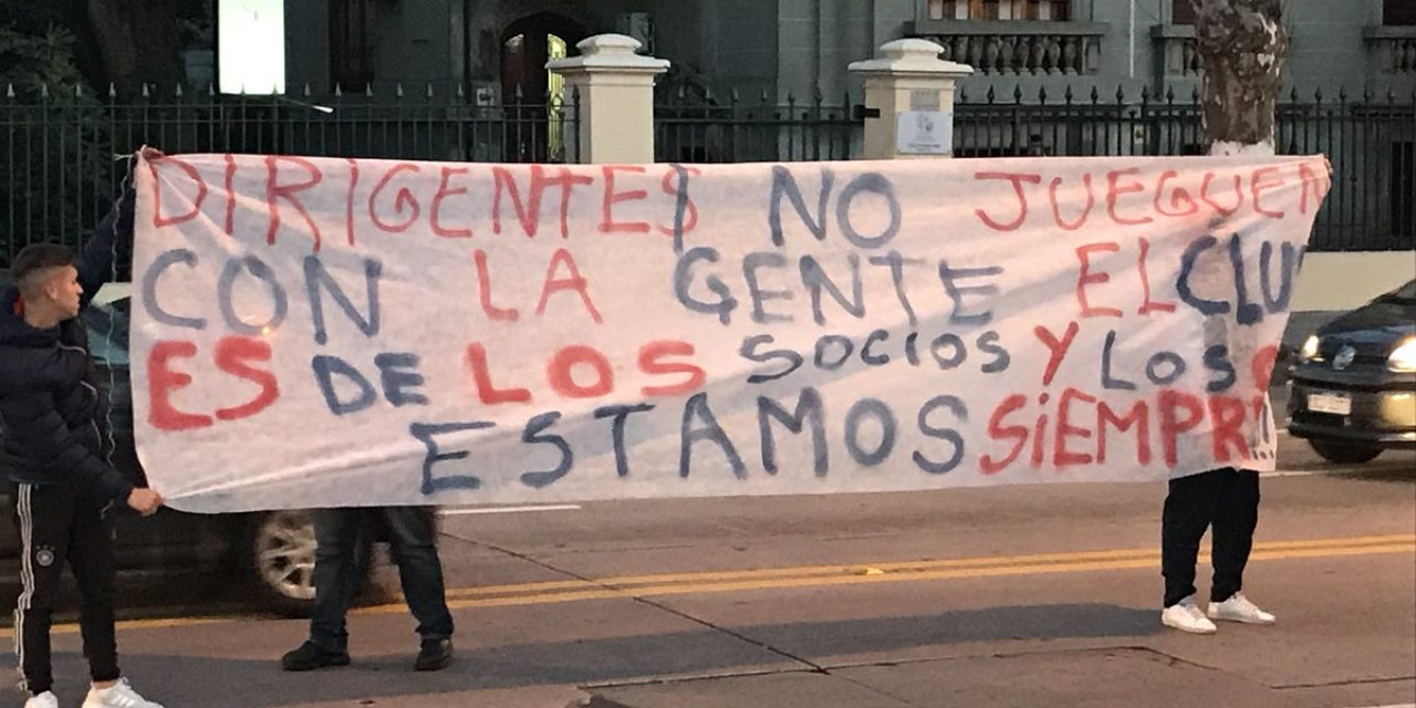 Hinchas de Nacional se movilizan en las afueras de la sede pidiendo la renuncia de José Luis Rodríguez