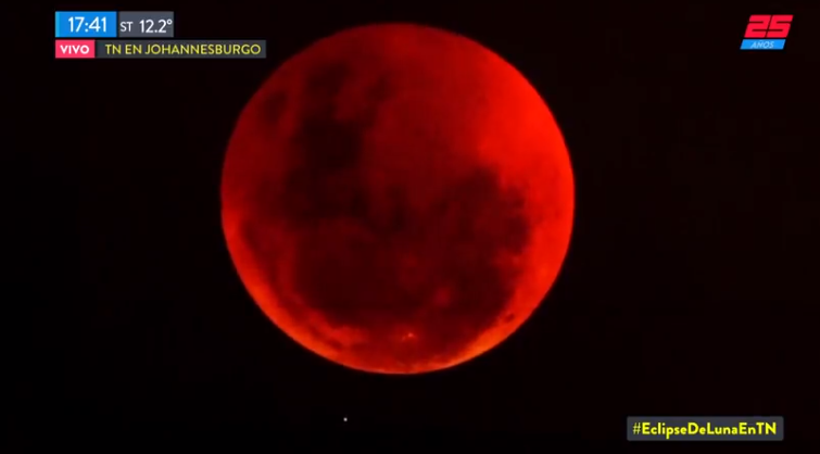 El eclipse llegó a su punto más alto y la luna se tiñó de rojo