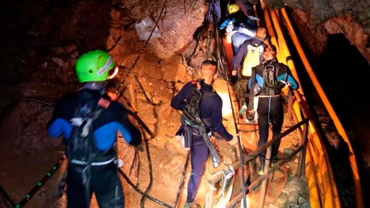 Rescatan al octavo niño atrapado en la cueva de Tailandia