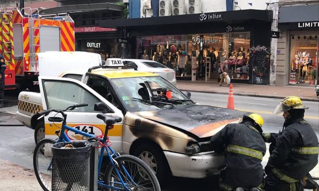 Se incendió un taxi en pleno centro, sin heridos