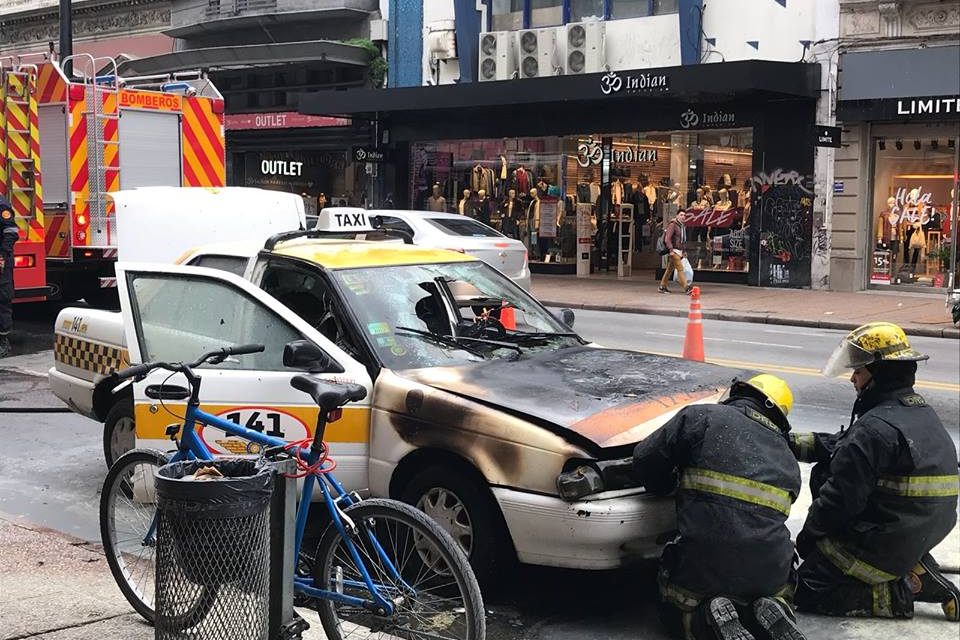Se incendió un taxi en pleno centro, sin heridos