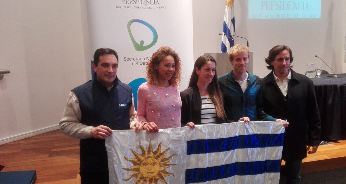 Selección de atletismo recibió el Pabellón Nacional previo al Iberoamericano