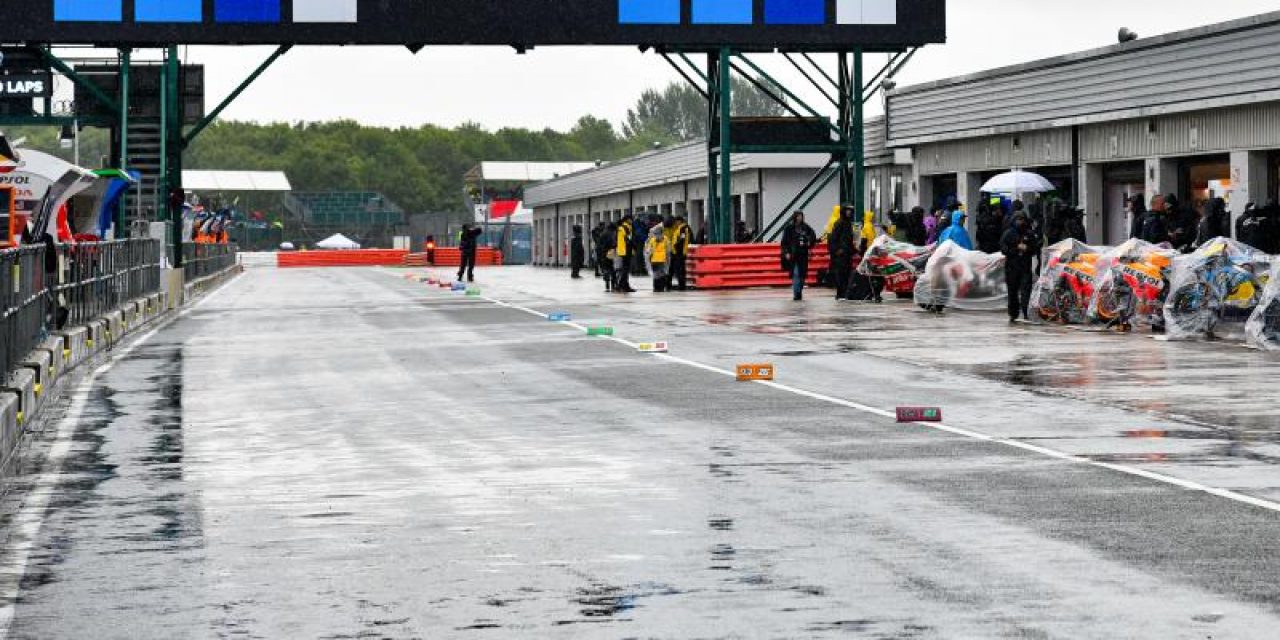 Moto GP suspendió la carrera de Silverstone por lluvia