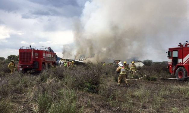 Cerca de cien pasajeros sobreviven a accidente aéreo en México