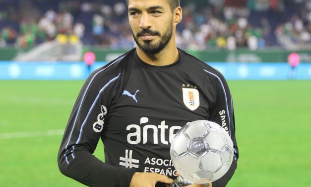 Uruguay goleó con Suárez encendido