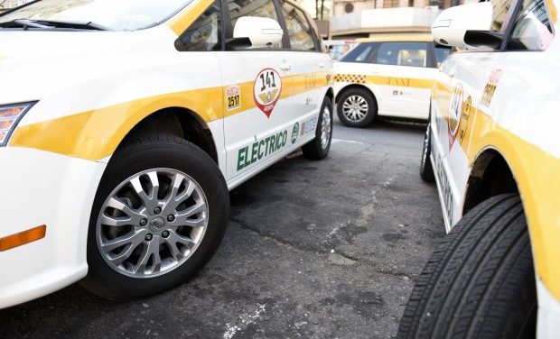 Taxistas paran hoy contra reapertura del registro de conductores de aplicaciones