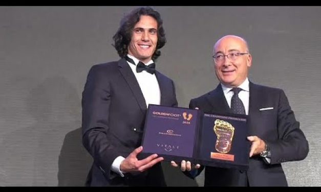 Cavani recibió el premio Golden Foot