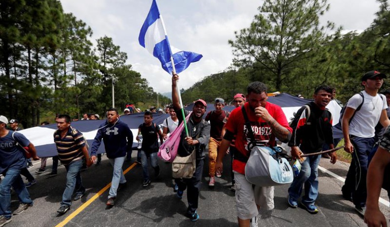 4000 hondureños siguen en caravana migrante hacia Estados Unidos
