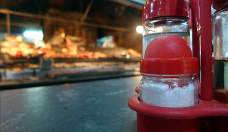 CAMBADU valora los controles de sal en los locales de comida