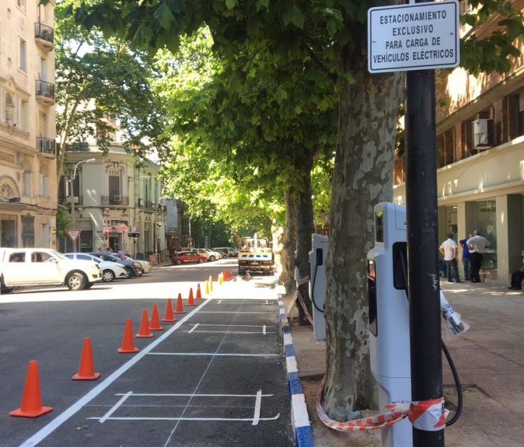 Se instalaron 6 cargadores de vehículos eléctricos en la calle Santiago de Chile y San José