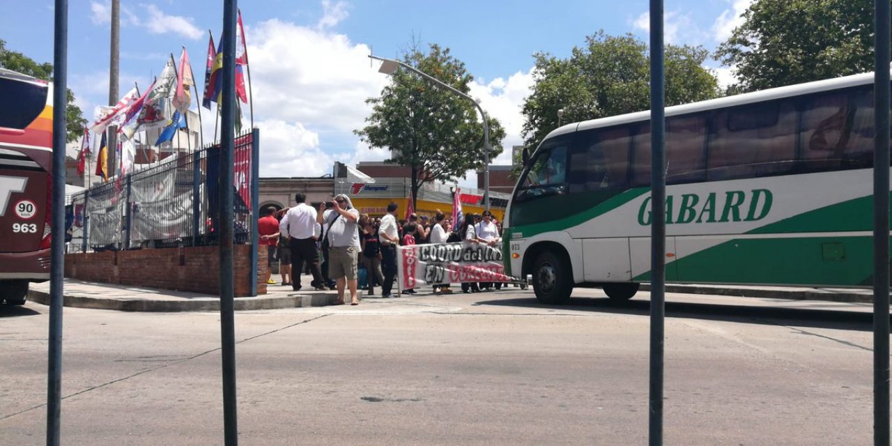 Trabajadores del transporte interdepartamental se movilizaron en Tres Cruces