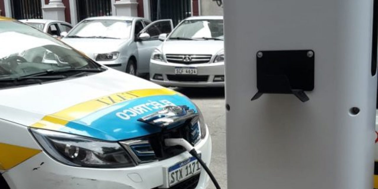 Inauguraron sistema de carga a automóviles eléctricos en Montevideo