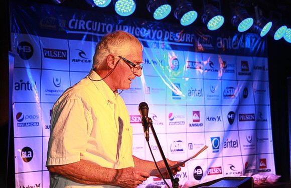 El Prof. Ariel González y sus relatos vitales en «Playa sola»
