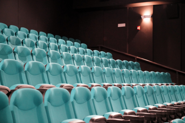 Este jueves reabren las salas de cine con estrenos y promociones especiales
