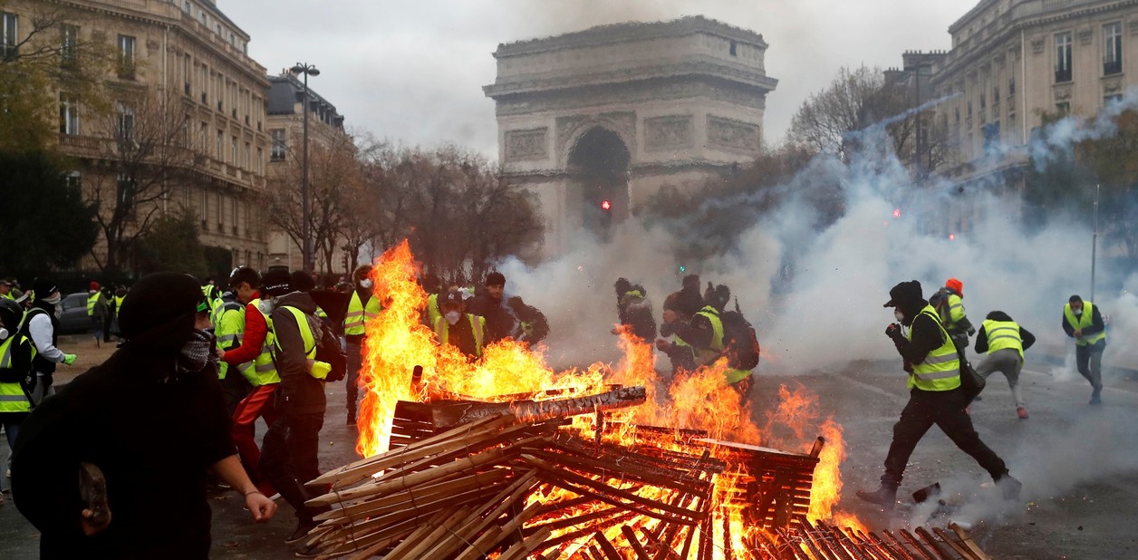 Otra jornada violenta en París