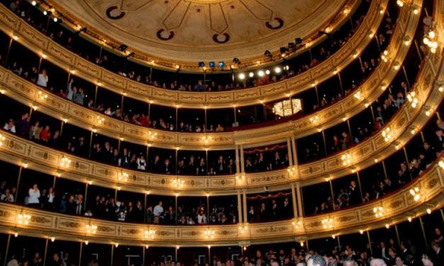 Evacuaron 450 personas del Teatro Solís luego que se arrojaran botellas con amoníaco