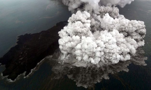 Indonesia incrementa alerta por volcán