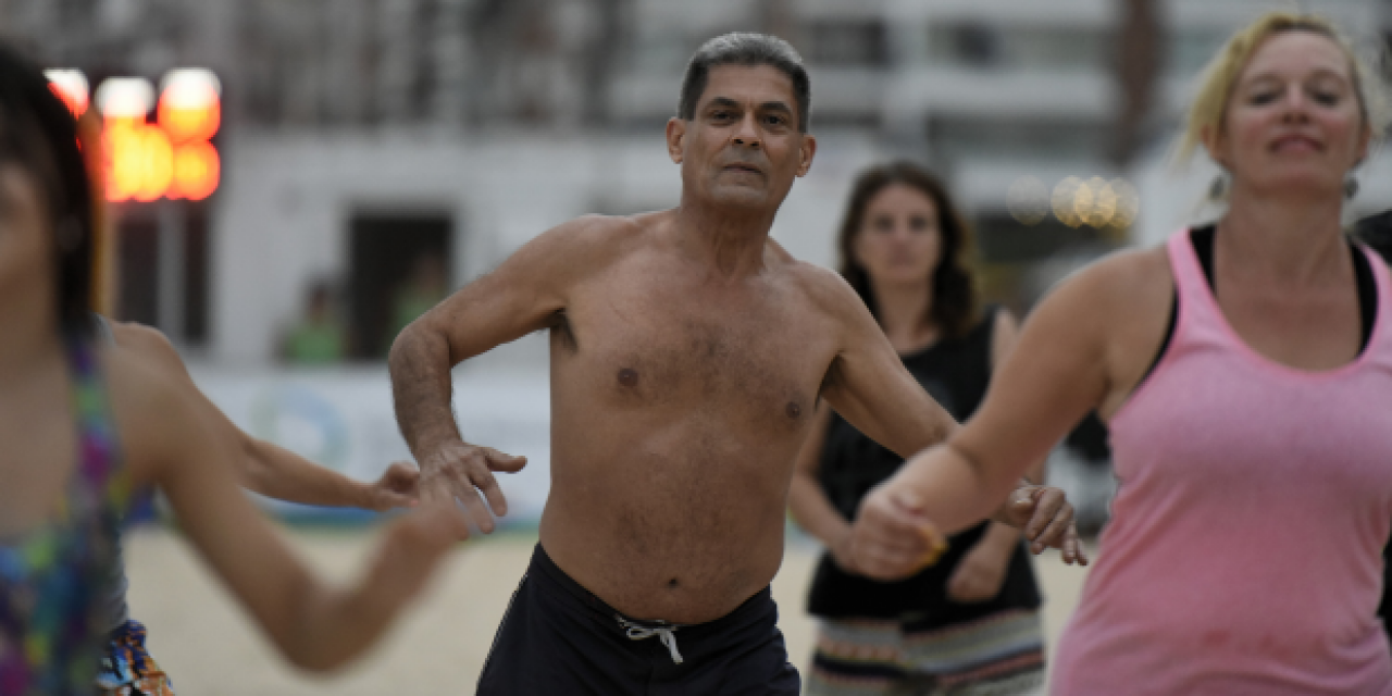 Se dictan clases gratuitas de fitness, pilates y zumba en playas de Montevideo