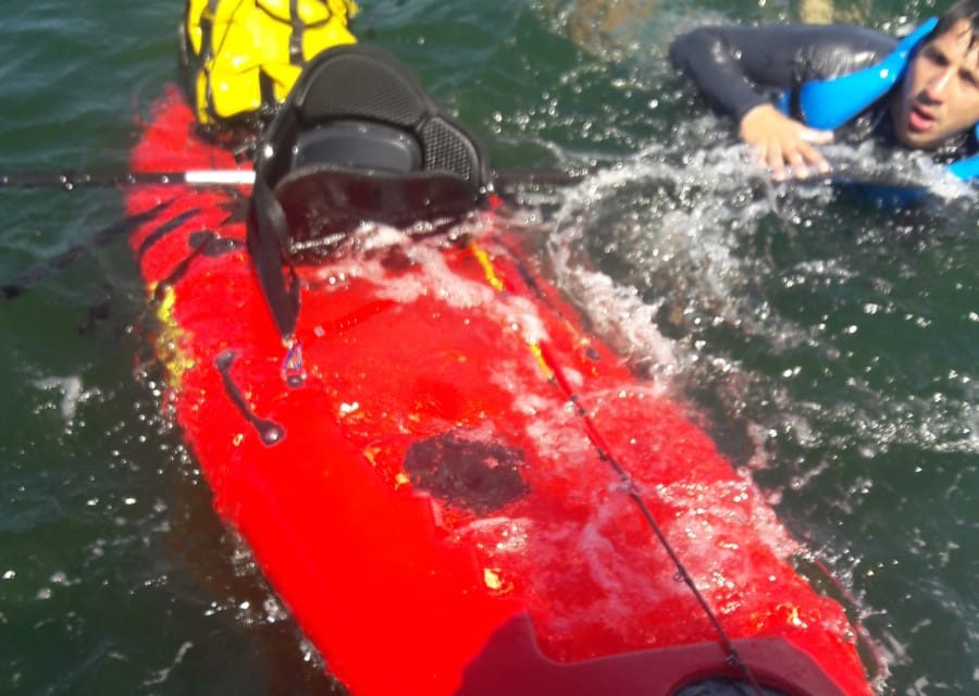 La Armada Nacional rescató a dos personas que navegaban en kayak