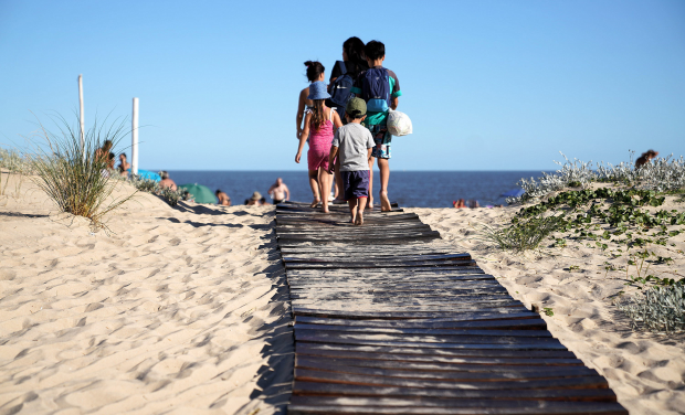 Diversas actividades en playas para  jugar y aprender a cuidarlas