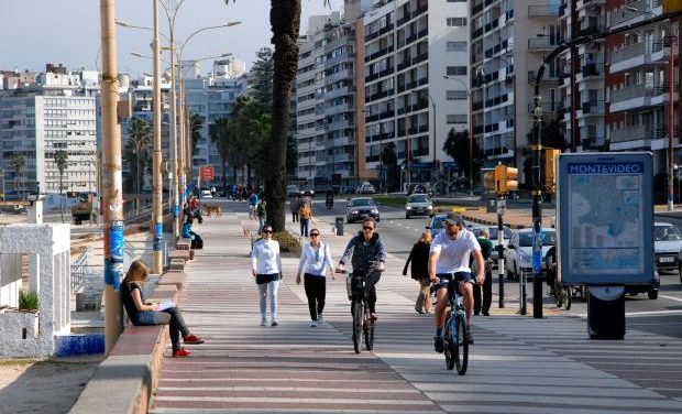 Sanciones por circular en bicicletas y monopatines sobre veredas serán cargadas en la cédula de identidad