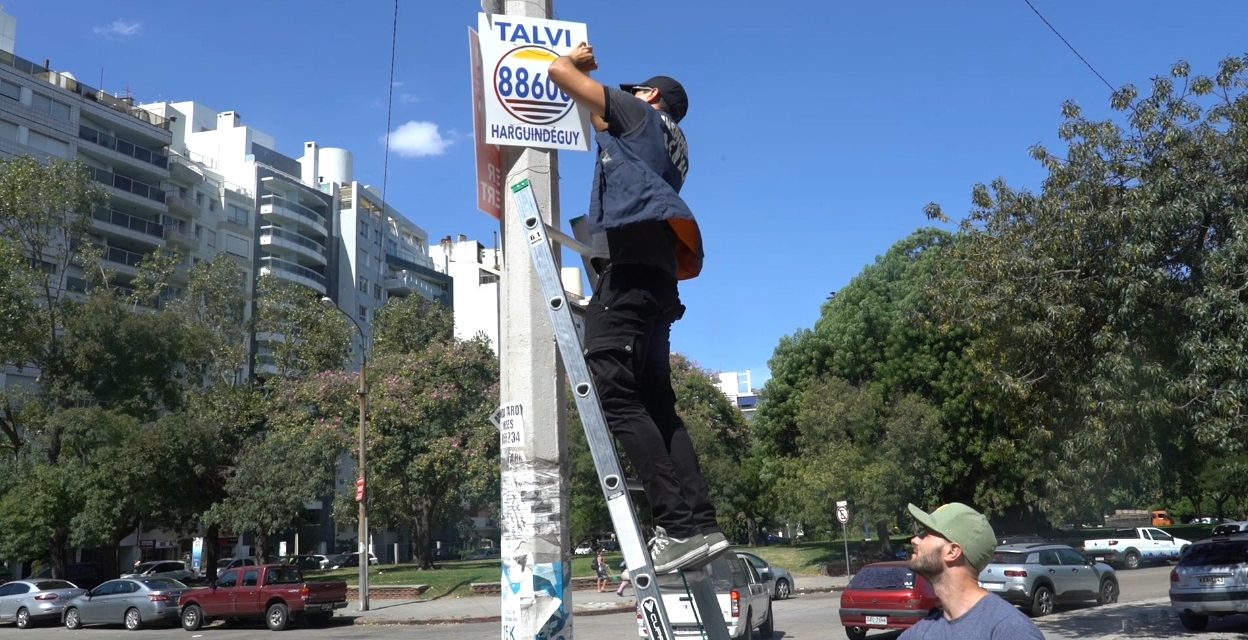 La Intendencia de Montevideo comenzó a retirar la cartelería política de la Rambla