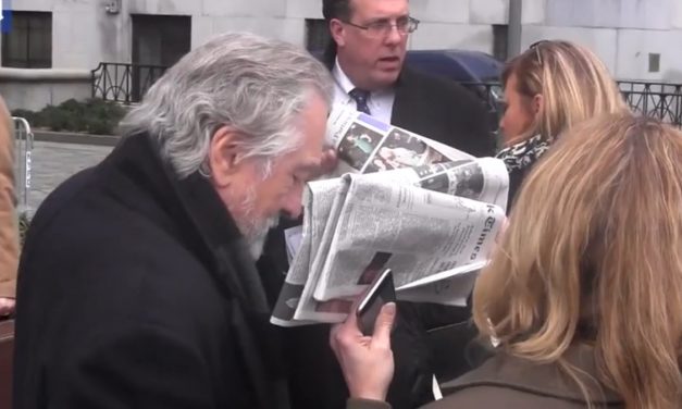 Tapalo con diario: De Niro enfadado con su chofer a la salida del juzgado