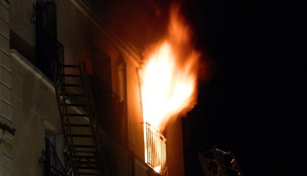 Declara ante la fiscalía la madre de un menor que murió tras incendiarse su casa