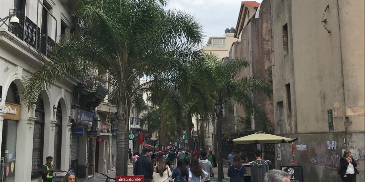 Turistas en Ciudad Vieja destacan “la gentileza, la tranquilidad y la limpieza”