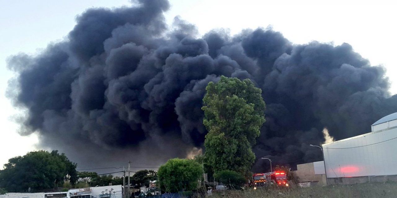 Bomberos controló el incendio en fábrica de Jardines del Hipódromo