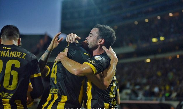 Peñarol goleó y sigue con el sueño copero