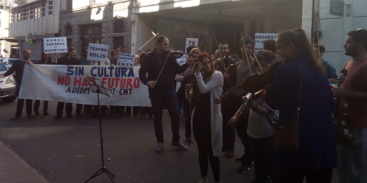 Adeom cortó el tránsito y cantó La Cumparsita en el hall de la Junta de Montevideo