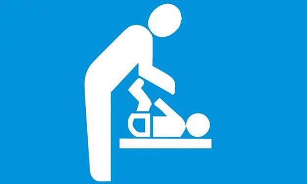 Galicia obligará a colocar cambiadores de bebés en los baños públicos de hombres