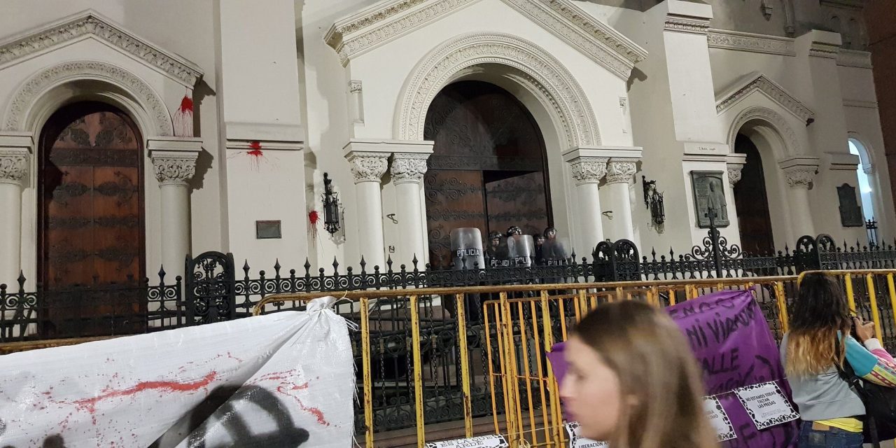 La iglesia del Cordón sufrió otro atentado en plena marcha 8M