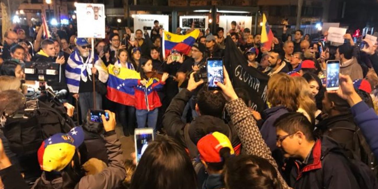 Venezolanos en Uruguay se concentraron en Plaza Cagancha en apoyo a Guaidó