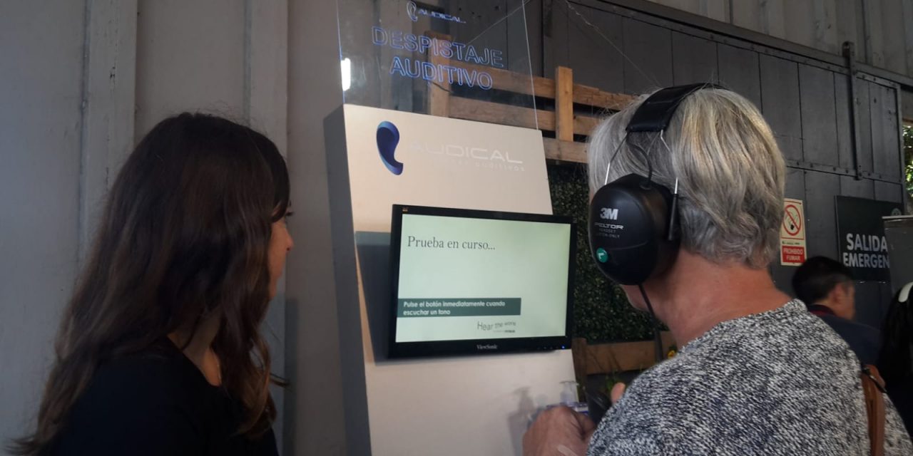 Audical realiza estudios de despistaje auditivo en un stand el predio del prado