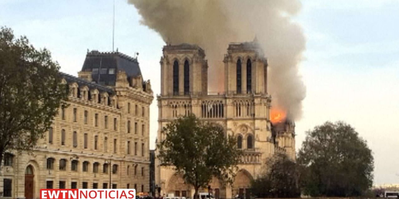 Se incendió la Catedral de Notre Dame de París y se derrumbó su aguja