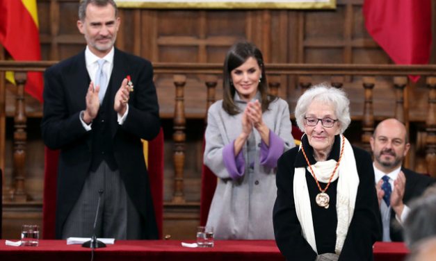 La poeta Ida Vitale recibió el Premio Cervantes en España