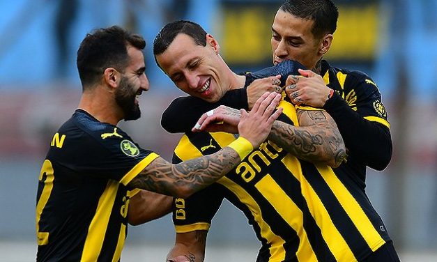 Peñarol venció 2 a 0 a River Plate y llega primero a espera del clásico