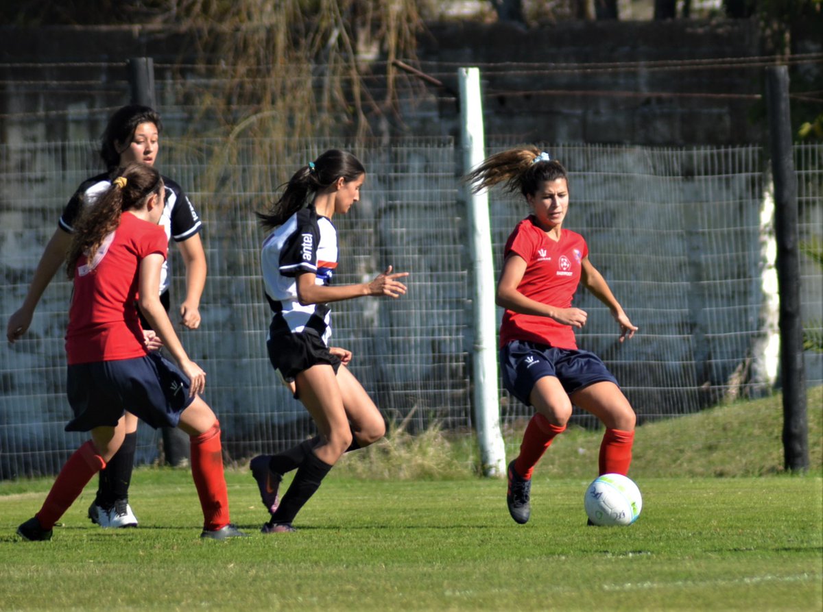 El fútbol femenino gana terreno en Uruguay y apunta a la profesionalización  en todas sus áreas 